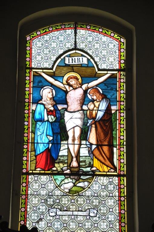 Foto: Kreuzigungsdarstellung im Glasfenster