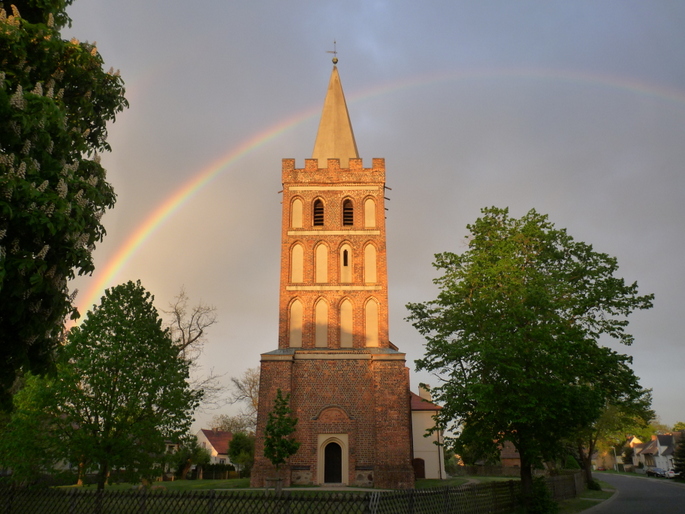 Foto: Regenbogen über der Papitzer Kirche