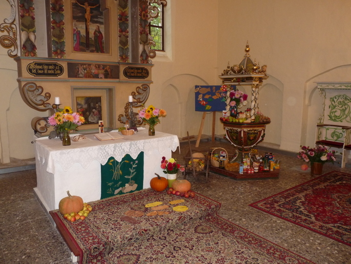 Foto: Altar und Taufstein
